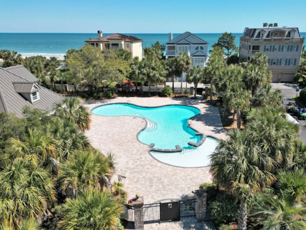 Elegant Beach retreat in Pawleys Island 5-Bedroom Steps to Beach